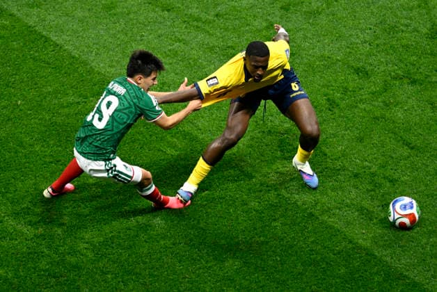 (260701) -- MEXICO CITY, July 1, 2026 -- Willian Pacho of Ecuador (R) is challenged by Gilberto Mora of Mexico during the round of 32 match between Mexico and Ecuador at the 2026 FIFA World Cup, WM, Weltmeisterschaft, Fussball at the Mexico City Stadium, Mexico, June 30, 2026. ) (SP)MEXICO-MEXICO CITY-FOOTBALL-FIFA WORLD CUP-ROUND OF 32-MEX VS ECU LixMuzi 