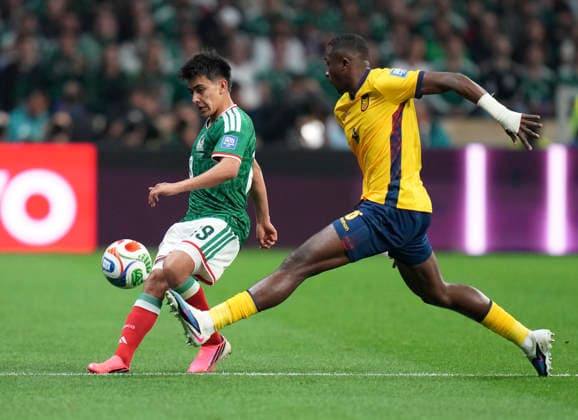 (260701) -- MEXICO CITY, July 1, 2026 -- Gilberto Mora (L) of Mexico vies with Willian Pacho of Ecuador during the round of 32 match between Mexico and Ecuador at the 2026 FIFA World Cup, WM, Weltmeisterschaft, Fussball at the Mexico City Stadium, Mexico, June 30, 2026. (Photo by Xinhua) (SP)MEXICO-MEXICO CITY-FOOTBALL-FIFA WORLD CUP-ROUND OF 32-MEX VS ECU MartinxZabala 