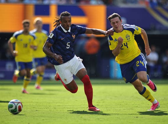 June 30, 2026, East Rutherford, New Jersey, USA: France defender Jules Kounde (5) and Sweden defender Elliot Stroud (24) battle for the ball during the June 30th FIFA World Cup, WM, Weltmeisterschaft, Fussball 2026 matchup between France and Sweden at MetLife Stadium in East Rutherford, New Jersey. East Rutherford USA - ZUMAs325 20260630_zsp_s325_060 Copyright: xJessxStilesx