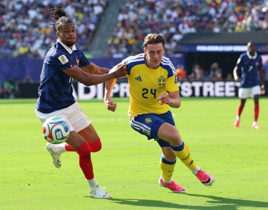 June 30, 2026, East Rutherford, New Jersey, USA: France forward Michael Olise (11) and France midfielder Rayan Cherki (24) battle for the ball during the June 30th FIFA World Cup, WM, Weltmeisterschaft, Fussball 2026 matchup between France and Sweden at MetLife Stadium in East Rutherford, New Jersey. East Rutherford USA - ZUMAs325 20260630_zsp_s325_092 Copyright: xJessxStilesx