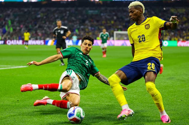 MEXICO CITY, MEXICO - JUNE 30: Jorge Sanchez of Mexico tackles Nilson Angulo of Ecuador during the FIFA World Cup, WM, Weltmeisterschaft, Fussball 2026 Round Of 32 match between Mexico and Group C E F H I Third Place at Mexico City Stadium on June 30, 2026 in Mexico City, Mexico.  Copyright: xMBxMediax