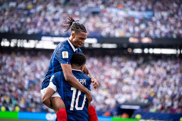 FOOTBALL : France vs Sweden - Coupe du Monde de la FIFA 2026. New York New Jersey Stadium, East Rutherford, New Jersey, Etats-Unis. 30 06 2026. Joie des joueurs de l equipe de France apres le but de Kylian Mbappe 10 (France) avec Michael Olise 11 (France) lors du match des seiziemes de finale de la Coupe du Monde de la FIFA 2026 entre la France et la Suede au MetLife Stadium Ã East Rutherford, New Jersey, Etats-Unis, le 30 juin 2026.  Copyright: xx