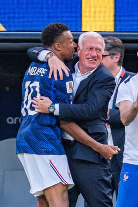 FIFA Fussball Weltmeisterschaft 2026, Sechszehntelfinale, Frankreich vs. Schweden, 30.06.2026, New Jersey Stadium Tor zum 1:0 durch Kylian Mbappe mit Jubel mit Didier Deschamps Ousmane Dembele Michael Olise *** 2026 FIFA World Cup, Round of 32, France vs. Sweden, June 30, 2026, New Jersey Stadium: Kylian Mbappé scores the 1-0 goal, celebrated with Didier Deschamps, Ousmane Dembélé, and Michael Olise Copyright: xBahhoxKarax