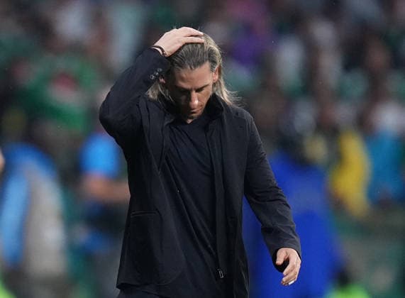 Sport Bilder des Tages #3 (260701) -- MEXICO CITY, July 1, 2026 -- Ecuador head coach Sebastian Beccacece reacts during the round of 32 match between Mexico and Ecuador at the 2026 FIFA World Cup, WM, Weltmeisterschaft, Fussball at the Mexico City Stadium, Mexico, June 30, 2026. (Photo by Xinhua) (SP)MEXICO-MEXICO CITY-FOOTBALL-FIFA WORLD CUP-ROUND OF 32-MEX VS ECU MartinxZabala 