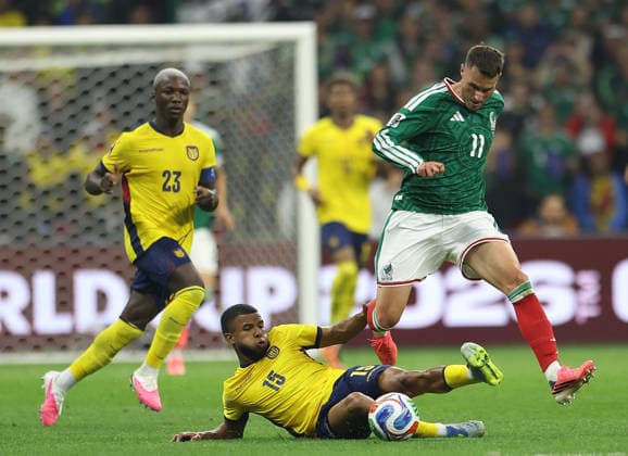 (260701) -- MEXICO CITY, July 1, 2026 -- Santiago Gimenez (R) of Mexico vies with Pedro Vite (C) of Ecuador during the round of 32 match between Mexico and Ecuador at the 2026 FIFA World Cup, WM, Weltmeisterschaft, Fussball at the Mexico City Stadium, Mexico, June 30, 2026. (Photo by Xinhua) (SP)MEXICO-MEXICO CITY-FOOTBALL-FIFA WORLD CUP-ROUND OF 32-MEX VS ECU FranciscoxCanedo 