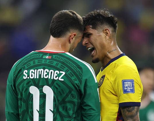 Sport Bilder des Tages #3 (260701) -- MEXICO CITY, July 1, 2026 -- Piero Hincapie (R) of Ecuador argues with Santiago Gimenez of Mexico during the round of 32 match between Mexico and Ecuador at the 2026 FIFA World Cup, WM, Weltmeisterschaft, Fussball at the Mexico City Stadium, Mexico, June 30, 2026. (Photo by Xinhua) (SP)MEXICO-MEXICO CITY-FOOTBALL-FIFA WORLD CUP-ROUND OF 32-MEX VS ECU FranciscoxCanedo 