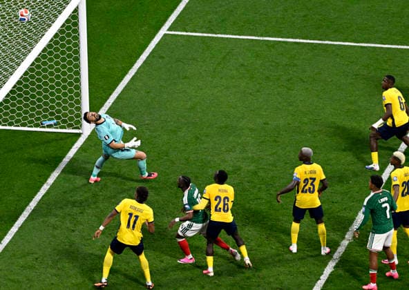 (260701) -- MEXICO CITY, July 1, 2026 -- Ecuador s goalkeeper Hernan Galindez (1st L) eyes on the ball during the round of 32 match between Mexico and Ecuador at the 2026 FIFA World Cup, WM, Weltmeisterschaft, Fussball at the Mexico City Stadium, Mexico, June 30, 2026. ) (SP)MEXICO-MEXICO CITY-FOOTBALL-FIFA WORLD CUP-ROUND OF 32-MEX VS ECU LixMuzi 