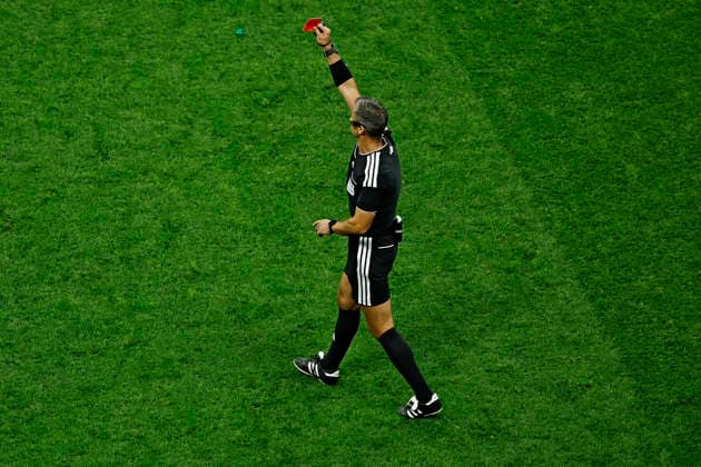 Sport Bilder des Tages #3 30th June 2026; Mexico City Stadium, Mexico City, Mexico; FIFA World Cup, WM, Weltmeisterschaft, Fussball Football, Mexico versus Ecuador; Slovenian FIFA referee Slavko Vincic shows a red card to Piero Hincapie of Ecuador HeulerxAndrey DiaEsportivo