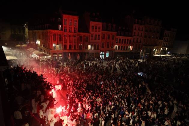 LILLE - - AMBIANCE 6 COUPE DU MONDE - FRANCE - SUEDE PHOTOPQR VOIX DU NORD PASCAL BONNIERE ; 30 06 2026 ; LILLE 30.06.2026 ambiance dans Lille pour les 16eme de finale de la coupe du Monde de Football, bar le comptoir des copains Lille, June 30, 2026: atmosphere in the city during the World Cup Round of 16 – Le Comptoir des Copains bar. HAUTS DE FRANCE France  Copyright: xPHOTOPQR VOIXxDUxNORD MAXPPPxPASCALxBONNIEREx 20260701VDN7302 20260701VDN7302