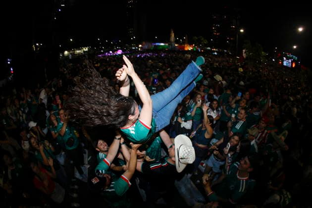 FIFA World Cup, WM, Weltmeisterschaft, Fussball 2026 - Round of 32 - Mexico vs Ecuador Mexican soccer fans celebrate their victory in the Round of 32 FIFA World Cup 2026 soccer match against Ecuador at the Minerva roundabout in Guadalajara, Jalisco, Mexico, 30 June 2026. Guadalajara Mexico  Copyright: xFRANCISCOxGUASCOx