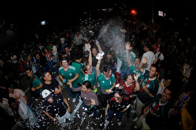 FIFA World Cup, WM, Weltmeisterschaft, Fussball 2026 - Round of 32 - Mexico vs Ecuador Mexican soccer fans celebrate their victory in the Round of 32 FIFA World Cup 2026 soccer match against Ecuador at the Minerva roundabout in Guadalajara, Jalisco, Mexico, 30 June 2026. Guadalajara Mexico  Copyright: xFRANCISCOxGUASCOx