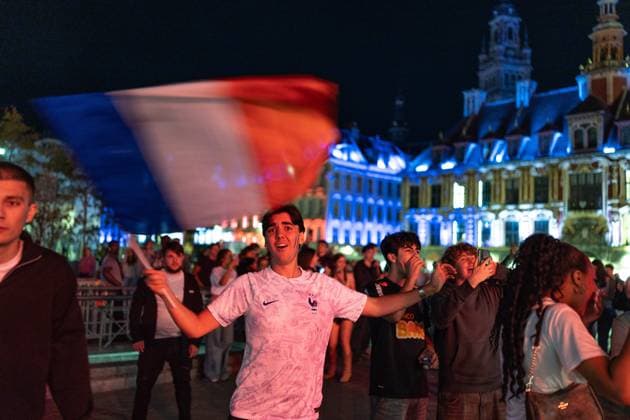 LILLE - - AMBIANCE 6 COUPE DU MONDE - FRANCE - SUEDE PHOTOPQR VOIX DU NORD PASCAL BONNIERE ; 01 07 2026 ; LILLE 01.07.2026 ambiance dans Lille pour les 8eme de finale de la coupe du Monde de Football. Place du general de Gaulle . Photo Pascal Bonniere La voix Du Nord Lille, June 30, 2026: atmosphere in the city during the World Cup Round of 16 – HAUTS DE FRANCE France  Copyright: xPHOTOPQR VOIXxDUxNORD MAXPPPxPASCALxBONNIEREx 20260701VDN7944 20260701VDN7944