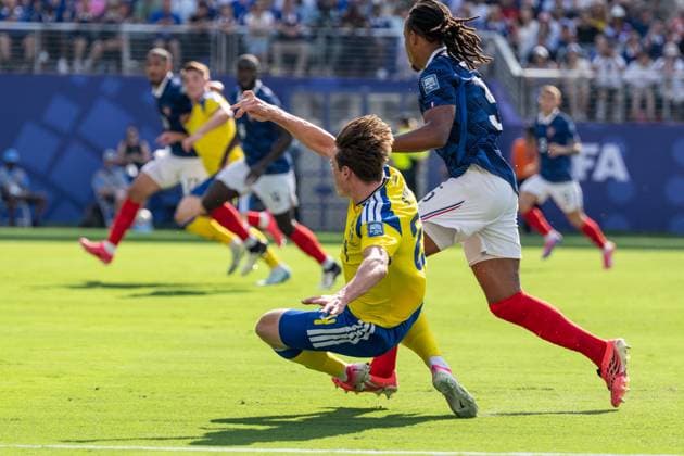 June 30, 2026, Bronx, New York, USA: Defender Jules Kounde (5) of France national team, Nationalteam and Defender Elliot Stroud (24) of Sweden National team in action during Round of 32 elimination game between France and Sweden at New York New Jersey Stadium at Rutherford in New Jersey, USA on June 30, 2026. France won 3 - 0 and progress to Round of 16 against Paraguay. Bronx USA - ZUMAr339 20260630_znp_r339_023 Copyright: xLevxRadinx