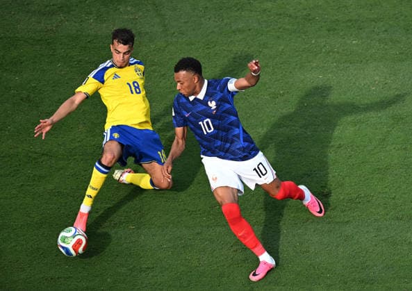 June 30, 2026, East Rutherford, New Jersey, USA: Kylian Mbappe of France (R) and Yasin Ayari of Sweden (L) fight for the ball during the 2026 World Cup round of 32 football match between France and Sweden at New York New Jersey MetLife Stadium in East Rutherford, United States, on June 30, 2026. East Rutherford USA - ZUMAs337 20260630_znp_s337_030 Copyright: xGentxShkullakux