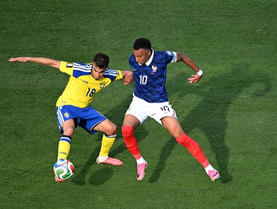 June 30, 2026, East Rutherford, New Jersey, USA: Kylian Mbappe of France (R) and Yasin Ayari of Sweden (L) fight for the ball during the 2026 World Cup round of 32 football match between France and Sweden at New York New Jersey MetLife Stadium in East Rutherford, United States, on June 30, 2026. World Cup 2026: Round Of 32: France Vs Sweden  - ZUMAs337 20260630_znp_s337_031 Copyright: xGentxShkullakux