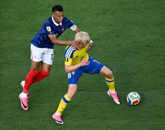 June 30, 2026, East Rutherford, New Jersey, USA: Kylian Mbappe of France (L) and Lucas Bergvall of Sweden (R) fight for the ball during the 2026 World Cup round of 32 football match between France and Sweden at New York New Jersey MetLife Stadium in East Rutherford, United States, on June 30, 2026. World Cup 2026: Round Of 32: France Vs Sweden  - ZUMAs337 20260630_znp_s337_032 Copyright: xGentxShkullakux