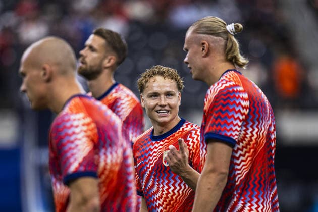 Andreas Schjelderup of Norway talks with Erling Haaland during the FIFA World Cup, WM, Weltmeisterschaft, Fussball 2026 Round of 32 match between Ivory Coast and Norway at Dallas Stadium on June 30th,2026 (Photo by Joao Bravo Sports Press Photo)  Copyright: xJoaoxBravo SportsxPressxPhotox Sportspressphoto_SPR181643