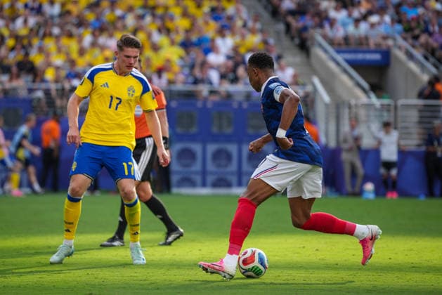 France v Sweden: Round Of 32 - FIFA World Cup, WM, Weltmeisterschaft, Fussball 2026 Kylian Mbappe of France battles for possession with Viktor Gyokeres of Sweden during the FIFA World Cup USA 2026 Round of 32 match between France and Sweden at New York New Jersey Stadium, New York, United States, on June 30, 2026. NEW YORK United States  Copyright: xAymanxArefx originalFilename:aref-notitle260630_npyiY.jpg