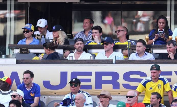 Fussball, FIFA WM 2026, Promis bei der Weltmeisterschaft #2 2026 World Cup - Celebs At France v Sweden Gerard Butler and Adam Dell attend the FIFA World Cup, WM, Weltmeisterschaft, Fussball match between France vs Sweden at THe New York New Jersey Stadiun, NJ on June 30, 2026. Photo by Charles Guerin ABACAPRESS.COM New York city NJ United States  Copyright: xGuerinxCharles ABACAx