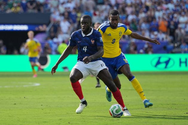 IPA86268696 - Dayot Upamecano in action against Alexander Isak of Sweden during the France vs. Sweden FIFA World Cup, WM, Weltmeisterschaft, Fussball match in New York, USA, on June 30, 2026  Copyright: xEmmanuelexMastrodonato IPAxSportx xx 86268696