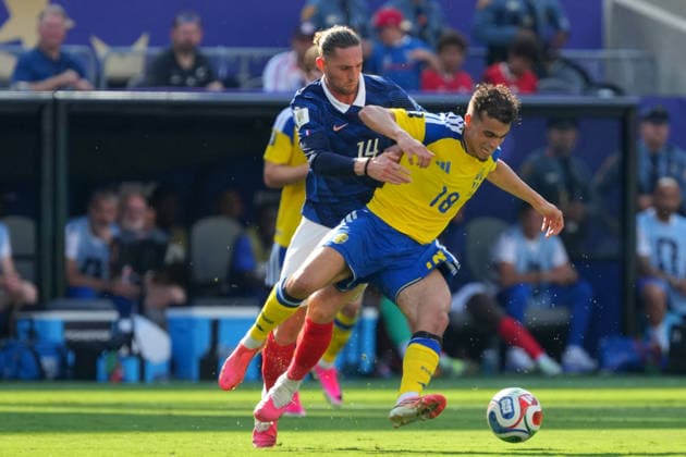 IPA86268689 - Yasin Ayari of Sweden in action against Adrien Rabiot of France during the France vs. Sweden FIFA World Cup, WM, Weltmeisterschaft, Fussball match in New York, USA, on June 30, 2026  Copyright: xEmmanuelexMastrodonato IPAxSportx xx 86268689