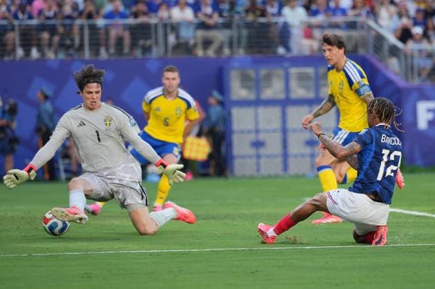 IPA86268698 - Bradley Barcola of France took a shot, and Jacob Widell Zetterstrom of Sweden made a save during the France vs. Sweden FIFA World Cup, WM, Weltmeisterschaft, Fussball match in New York, USA, on June 30, 2026  Copyright: xEmmanuelexMastrodonato IPAxSportx xx 86268698