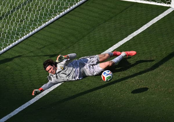 World Cup 2026: round of 32: France vs Sweden Sweden s goalkeeper Jacob Widell Zetterstrom in action during the 2026 FIFA World Cup, WM, Weltmeisterschaft, Fussball round of 32 soccer match between France and Sweden at MetLife Stadium in East Rutherford, New Jersey, USA, on June 30, 2026. East Rutherford United States  Copyright: xMatrixxImagesx xGentxShkullakux