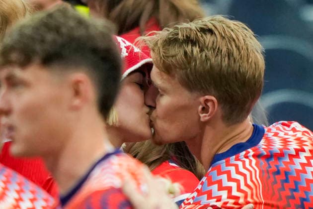 Sport Bilder des Tages #3 World Cup 2026: Ivory Coast - Norway Arlington, Texas , USA 20260630. Norway s Martin Oedegaard and Helene Spilling after the match in the round of 16 between Ivory Coast and Norway during the 2026 FIFA World Cup, WM, Weltmeisterschaft, Fussball at the Dallas Stadium. Photo: Fredrik Varfjell NTB Arlington, Texas United States EDITORIAL USE ONLY. RESTRICTED USE FOR BETTING COMPANIES Ref:_SPOqoRL4Y5Zkxg.jpg *** 2026 World Cup: Ivory Coast vs. Norway, Arlington, Texas, USA 20260630 Norway’s Martin Oedegaard and Helene Spilling after the Round of 16 match between Ivory Coast and Norway during the 2026 FIFA World Cup at Dallas Stadium. Photo: Fredrik Varfjell, NTB. Arlington, Texas, United States. EDITORIAL USE ONLY. RESTRICTED USE FOR BETTING COMPANIES  Copyright: xFredrikxVarfjellx xNTBx