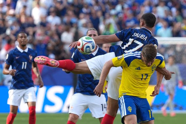 William Saliba L of France vies for the ball with Viktor Gyokeres of Sweden during the FIFA World Cup, WM, Weltmeisterschaft, Fussball 2026 Round of 32 match France against Sweden at the MetLife Stadium in New Jersey, United States, 30 June 2026. FIFA World Cup 2026 - Round of 32- France vs Sweden ACHTUNG: NUR REDAKTIONELLE NUTZUNG  Copyright: xOctavioxGuzmánx GR2117 20260630-55020759181_1 FIFA World Cup 2026 - Round of 32- France vs Sweden !ACHTUNG: NUR REDAKTIONELLE NUTZUNG!  Copyright: xIMAGO OctavioxGuzmánx imago images 0860443365 0860443365st