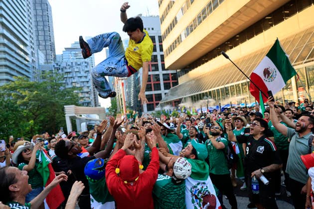 Mexican fans react before a Round of 32 match in the 2026 FIFA World Cup, WM, Weltmeisterschaft, Fussball between Mexico and Ecuador in Toronto, Canada, 30 June 2026. Mexican fans cheer on their national team, Nationalteam from Toronto !ACHTUNG: NUR REDAKTIONELLE NUTZUNG!  Copyright: xBienvenidoxVelascox GR3068 0860449557st