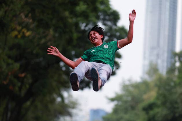 Sport Bilder des Tages #3 Crowds of Mexico fans gather in central Mexico City to watch Mexico face Ecuador MEXICO CITY, MEXICO - JUNE 30: Mexican fans lift a supporter into the air as they watch the round of 32 match between Mexico and Ecuador on large screens set up along Reforma Avenue, in Mexico City, Mexico on June 30, 2026. Hundreds of thousands of Mexican fans gathered along Reforma avenue to watch the round of 32 match between Mexico and Ecuador on screens installed by the Mexico City government in the city center. Daniel Cardenas Anadolu Mexico City Mexico. Editorial use only. Please get in touch for any other usage.  Copyright: x2026xAnadoluxDanielxCardenasx