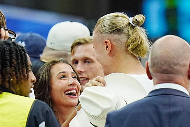 World Cup 2026: Ivory Coast - Norway Arlington, Texas , USA 20260630. Erling Braut Haaland met his girlfriend Isabel Haugseng Johansen after the round of 16 match between Ivory Coast and Norway during the 2026 World Cup at the Dallas stadium. Photo: Terje Pedersen NTB Arlington, Texas United States EDITORIAL USE ONLY. RESTRICTED USE FOR BETTING COMPANIES Ref:_SPO5-23LdypQF8.jpg *** 2026 World Cup: Ivory Coast vs. Norway, Arlington, Texas, USA 20260630 Erling Braut Haaland met his girlfriend Isabel Haugseng Johansen after the round of 16 match between Ivory Coast and Norway during the 2026 World Cup at the Dallas stadium. Photo: Terje Pedersen, NTB. Arlington, Texas, United States. EDITORIAL USE ONLY. RESTRICTED USE FOR BETTING COMPANIES.  Copyright: xTerjexPedersenx xNTBx