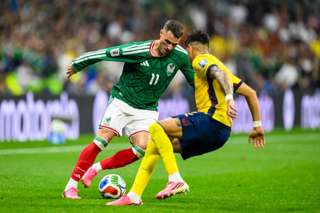 June 30, 2026, Peru: Santiago Gimenez of Mexico plays against Piero Hincapie of Ecuador during the FIFA World Cup, WM, Weltmeisterschaft, Fussball 2026 match between Mexico and Ecuador. Mexico hosted Ecuador at Mexico City Stadium on June 20, 2026 in Mexico City, Mexico Soccer 2026: Mexico 2:0 Ecuador - FIFA World Cup 2026  - ZUMAf196 20260630_zsp_f196_056 Copyright: xMartinxFonsecax