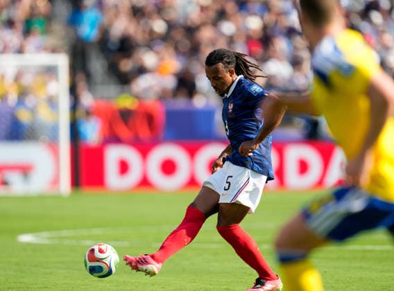 Jules Kounde (Frankreich, 5) spielt den Ball. USA, FIFA Weltmeisterschaft, Sechzehntelfinale, Frankreich vs Schweden, East Rutherford, 30.06.2026 FIFA Weltmeisterschaft, Sechzehntelfinale, Frankreich vs Schweden, East Rutherford, 30.06.2026 East Rutherford *** Jules Koundé (France, No. 5) passes the ball to the U.S., FIFA World Cup, Round of 16, France vs. Sweden, East Rutherford, June 30, 2026 FIFA World Cup, Round of 16, France vs. Sweden, East Rutherford, June 30, 2026 East Rutherford Copyright: xEibner-Pressefoto ScottxColemanx EP_SCN