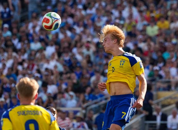 Lucas Bergvall (Schweden, 7) koepft den Ball. USA, FIFA Weltmeisterschaft, Sechzehntelfinale, Frankreich vs Schweden, East Rutherford, 30.06.2026 FIFA Weltmeisterschaft, Sechzehntelfinale, Frankreich vs Schweden, East Rutherford, 30.06.2026 East Rutherford *** Lucas Bergvall (Sweden) heads the ball (USA), FIFA World Cup, Round of 32, France vs. Sweden, East Rutherford, June 30, 2026 FIFA World Cup, Round of 32, France vs. Sweden, East Rutherford, June 30, 2026 East Rutherford Copyright: xEibner-Pressefoto ScottxColemanx EP_SCN