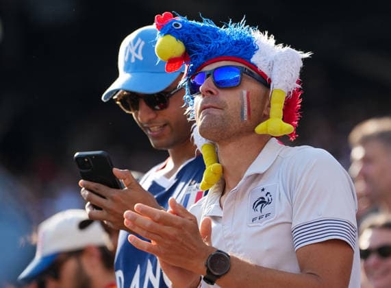 Fans der franzoesischen Nationalmannschaft jubeln auf der Tribuene. USA, FIFA Weltmeisterschaft, Sechzehntelfinale, Frankreich vs Schweden, East Rutherford, 30.06.2026 FIFA Weltmeisterschaft, Sechzehntelfinale, Frankreich vs Schweden, East Rutherford, 30.06.2026 East Rutherford *** Fans of the French national team cheer from the stands in the U.S., FIFA World Cup, Round of 16, France vs. Sweden, East Rutherford, June 30, 2026 FIFA World Cup, Round of 16, France vs. Sweden, East Rutherford, June 30, 2026 East Rutherford Copyright: xEibner-Pressefoto ScottxColemanx EP_SCN