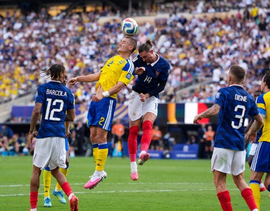 Gustaf Lagerbielke (Schweden, 2) steigt zum Kopfball gegen Adrien Rabiot (Frankreich, 14) hoch. USA, FIFA Weltmeisterschaft, Sechzehntelfinale, Frankreich vs Schweden, East Rutherford, 30.06.2026 FIFA Weltmeisterschaft, Sechzehntelfinale, Frankreich vs Schweden, East Rutherford, 30.06.2026 East Rutherford *** Gustaf Lagerbielke (Sweden, No. 2) jumps for a header against Adrien Rabiot (France, No. 14) in the U.S., FIFA World Cup, Round of 32, France vs. Sweden, East Rutherford, June 30, 2026 FIFA World Cup, Round of 32, France vs. Sweden, East Rutherford, June 30, 2026 East Rutherford Copyright: xEibner-Pressefoto ScottxColemanx EP_SCN
