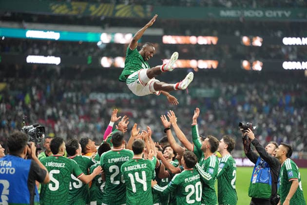 Mexico v Ecuador Round of 32 - FIFA World Cup, WM, Weltmeisterschaft, Fussball 2026 Players of the Mexico national team, Nationalteam toss Carlos Salcido into the air to celebrate their victory over Ecuador after the FIFA World Cup 2026 round of 32 match at Mexico City Stadium on June 30, 2026, in Mexico City, Mexico. Mexico City CDMX Mexico Copyright: xIanxRoblesx