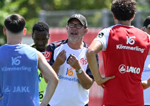 Sport Bilder des Tages 01.07.2026, xsltx, Fussball 1.Bundesliga, FSV Mainz 05 - Trainingsauftakt Saison 2026 27 v.l. Urs Fischer (Cheftrainer 1. FSV Mainz 05) äußerte gleich zu Beginn seine Erwartungshaltung zum Mainzer Spiel (DFL DFB REGULATIONS PROHIBIT ANY USE OF PHOTOGRAPHS as IMAGE SEQUENCES and or QUASI-VIDEO) *** July 1, 2026, xsltx, Soccer 1 Bundesliga, FSV Mainz 05 Starts Training for the 2026–27 Season; from left: Urs Fischer, Head Coach of FSV Mainz 05, expressed his expectations for Mainz’s performance right from the start. DFL and DFB regulations prohibit any use of photographs as image sequencesand or QUASI-VIDEO