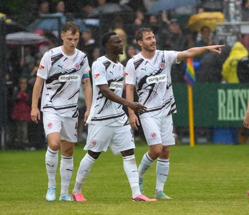 Foto : Abdoulie CEESAY (Pauli) und Lars Ritzka (Pauli , rechts) , ganz links David Nemeth (Pauli) Fussball Regionalliga Nord , am Di. 30.06.2026 Altona 93 - FC St. Pauli *** Photo: Abdoulie CEESAY Pauli and Lars Ritzka Pauli (right); David Nemeth Pauli (far left). Soccer: Regionalliga Nord, Tuesday, June 30, 2026: Altona 93 vs. FC St. Pauli
