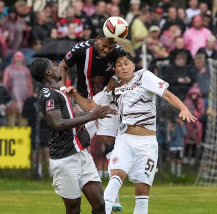 Foto : Maximilian ADDAI ( Altona , oben ) gegen Haron SABAH ( rechts , St. Pauli in weiss ) Fussball Regionalliga Nord , am Di. 30.06.2026 Altona 93 - FC St. Pauli *** Photo: Maximilian ADDAI Altona (top) vs. Haron SABAH (right), St. Pauli in white, Regionalliga Nord soccer match, on Tue, June 30, 2026, Altona 93 vs. FC St. Pauli