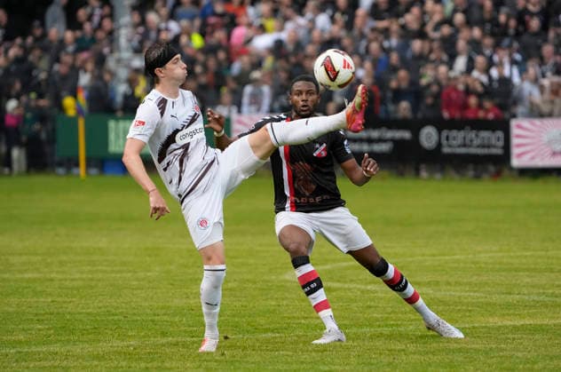 Foto : Scott BANKS (Pauli , links ) gegen Lesley KARSCHAU ( Altona ) Fussball Regionalliga Nord , am Di. 30.06.2026 Altona 93 - FC St. Pauli *** Photo: Scott BANKS, St. Pauli (left) vs. Lesley KARSCHAU, Altona, Regional League North, on Tue, June 30, 2026: Altona 93 vs. FC St. Pauli