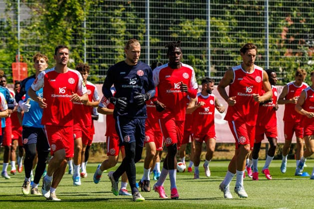 1. FSV Mainz 05, Auftakttraining, 01.07.2026 Stefan Bell (1. FSV Mainz 05, 16); Robin Zentner (1. FSV Mainz 05, 27); Danny da Costa (1. FSV Mainz 05, 21); Dominik Kohr (1. FSV Mainz 05, 31) Auftakttraining der Herren des 1. FSV Mainz 05 zur Saison 2026 27 der 1. Fussball Bundesliga, Trainingsgelände auf dem Wolfgang Frank Campus, Mainz, 01.07.2026 DFL DFB regulations prohibit any use of photographs as image sequences and or quasi-video. *** 1 FSV Mainz 05, First Training Session, July 1, 2026 Stefan Bell 1 FSV Mainz 05, 16 Robin Zentner 1 FSV Mainz 05, 27 Danny da Costa 1 FSV Mainz 05, 21 Dominik Kohr 1 FSV Mainz 05, 31 First training session of the 1 FSV Mainz 05 men’s team for the 2026 season 27 of the 1. Bundesliga, training grounds at the Wolfgang Frank Campus, Mainz, July 1, 2026 DFL DFB regulations prohibit any use of photographs as image sequences and or quasi-video Copyright: xBEAUTIFULxSPORTS Hahnex