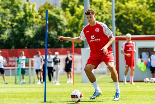 1. FSV Mainz 05, Auftakttraining, 01.07.2026 Eric Martel (1. FSV Mainz 05) Auftakttraining der Herren des 1. FSV Mainz 05 zur Saison 2026 27 der 1. Fussball Bundesliga, Trainingsgelände auf dem Wolfgang Frank Campus, Mainz, 01.07.2026 DFL DFB regulations prohibit any use of photographs as image sequences and or quasi-video. *** 1 FSV Mainz 05, First Training Session, July 1, 2026 Eric Martel 1 FSV Mainz 05 Men’s team’s first training session of the 2026–27 season in the 1. Bundesliga, training grounds at the Wolfgang Frank Campus, Mainz, July 1, 2026 DFL DFB regulations prohibit any use of photographs as image sequences and or quasi-video Copyright: xBEAUTIFULxSPORTS Hahnex