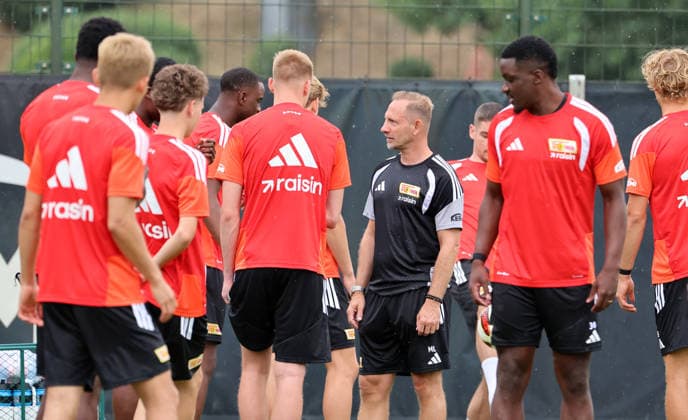 Trainer Mauro Lustrinelli redet mit der Mannschaft Auftakttraining Fußball Fussball Training Bundesliga Herren DFL Saison 2026 2027 01.07.2026 1.FC Union Berlin FCU DFL regulations prohibit any use of photographs as image sequences and or quasi-video. *** Coach Mauro Lustrinelli talks with the team. First training session. Sports. Soccer. Soccer training. Bundesliga. Men s. DFL. 2026–2027 season. January 7, 2026. 1. FC Union Berlin (FCU). DFL regulations prohibit any use of photographs as image sequences and or quasi-video.