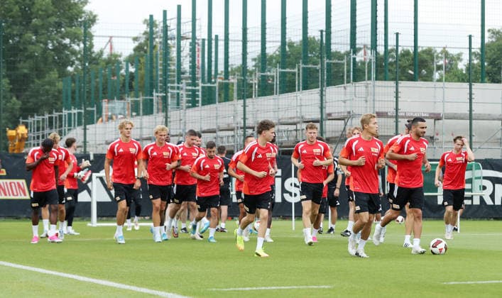 Union Mannschaft beim Warmlaufen Auftakttraining Fußball Fussball Training Bundesliga Herren DFL Saison 2026 2027 01.07.2026 1.FC Union Berlin FCU DFL regulations prohibit any use of photographs as image sequences and or quasi-video. *** Union team warming up for the first training session of the season: Sports, Soccer, Soccer Training, Bundesliga, Men s, DFL, 2026–2027 season, January 7, 2026, 1. FC Union Berlin, FCU. DFL regulations prohibit any use of photographs as image sequences and or quasi-video.