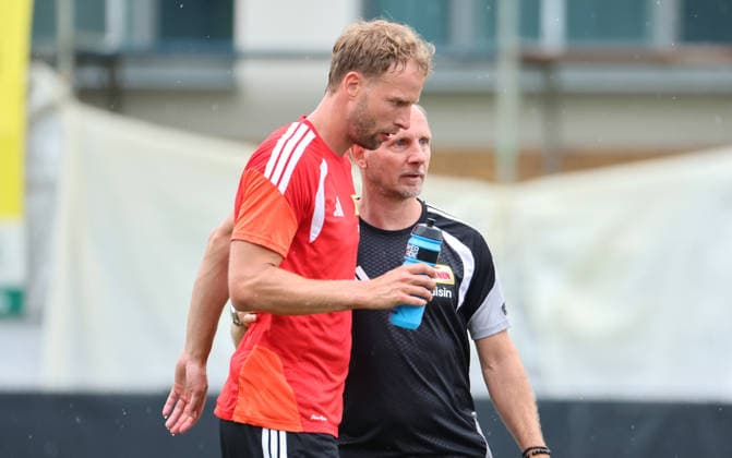 Marvin Friedrich, Trainer Mauro Lustrinelli Aktion Oberkörper Auftakttraining Fußball Fussball Training Bundesliga Herren DFL Saison 2026 2027 01.07.2026 1.FC Union Berlin FCU DFL regulations prohibit any use of photographs as image sequences and or quasi-video. *** Marvin Friedrich, Coach Mauro Lustrinelli, Upper Body Exercise, Season Opener, Sports, Soccer, Soccer Training, Bundesliga, Men s, DFL, 2026–2027 Season, January 7, 2026, 1. FC Union Berlin (FCU). DFL regulations prohibit any use of photographs as image sequences and or quasi-video.