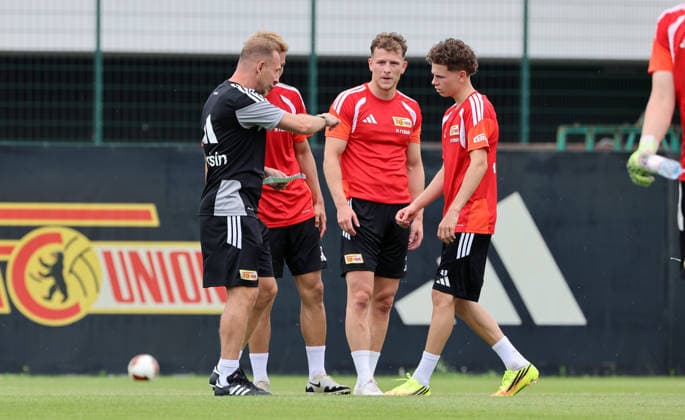 Trainer Mauro Lustrinelli redet mit Tim Skarke Auftakttraining Fußball Fussball Training Bundesliga Herren DFL Saison 2026 2027 01.07.2026 1.FC Union Berlin FCU DFL regulations prohibit any use of photographs as image sequences and or quasi-video. *** Coach Mauro Lustrinelli talks with Tim Skarke. First training session. Sports. Soccer. Soccer training. Bundesliga. Men s. DFL. 2026–2027 season. January 7, 2026. 1. FC Union Berlin (FCU). DFL regulations prohibit any use of photographs as image sequences and or quasi-video.