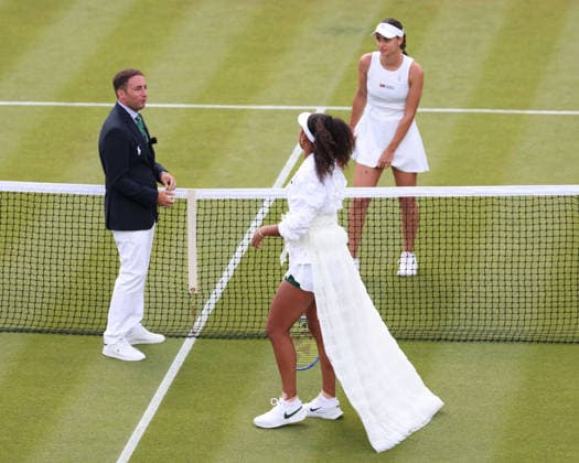 Naomi Osaka und Anastasia Gasanova stehen am Netz und schauen auf den Schiedsrichter, Dress, Damen Einzel, Ladies Singles Tennis - Wimbledon 2026 - Grand Slam ITF ATP, Tennis Herren WTA, Tennis Damen - AELTC - London - - Great Britain - 1 July 2026. *** Naomi Osaka and Anastasia Gasanova stand at the net and look at the umpire, Dress, Women s Singles, Ladies Singles Tennis, Wimbledon 2026, Grand Slam, ITF, ATP, WTA, AELTC, London, Great Britain, July 1, 2026 Copyright: xJuergenxHasenkopfx