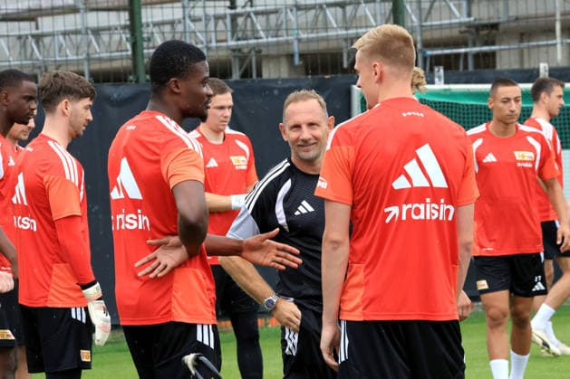 DEU, DFL, 1. FBL, 1.FC Union, Training, 01.07.2026, Stadion Alte Foersterei, Berlin, DEU, DFL, 1. FBL, 1.FC Union, Training, im Bild: Cheftrainer Mauro Lustrinelli (1.FC Union Berlin), Unioner-Spielerkreis DFL - regulations prohibit any use of Photographs as image sequences and or quasi-video *** DEU, DFL, 1 FBL, 1 FC Union, Training, July 1, 2026, Alte Foersterei Stadium, Berlin, DEU, DFL, 1 FBL, 1 FC Union, Training, pictured: Head Coach Mauro Lustrinelli of 1 FC Union Berlin, 1 FC Union players. DFL regulations prohibit any use of photographs as image sequences and or quasi-video. nordphotoxGmbHx xEngler nph00076